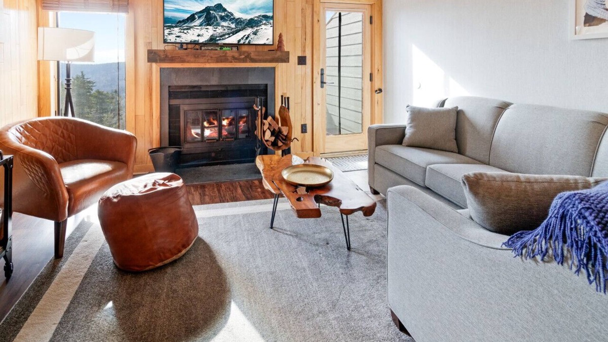 Snowshoe House | Quiet Townhome w Deck Near Slopes WiFi EZ Parking