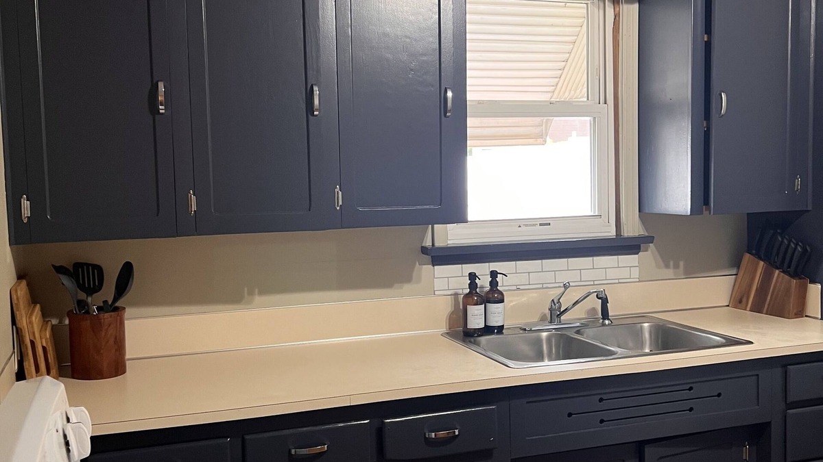 Fairmont Apartment | Quiet Two Bedroom Apartment. Discount for traveling workers.