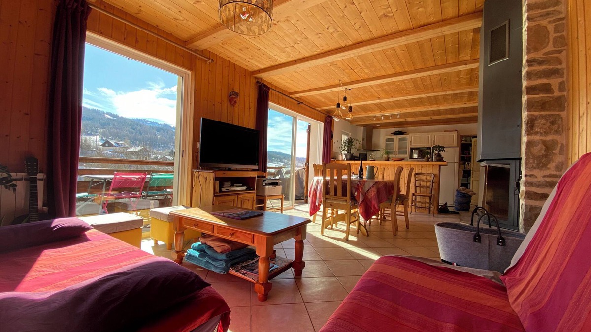 Ancelle House | Quiet, unoverlooked chalet 2 minutes from the village center