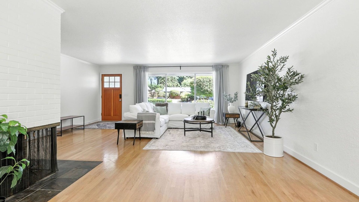 Ellsworth House | Quiet & Updated Vancouver Getaway Family & Pet Friendly. AC & WIFI