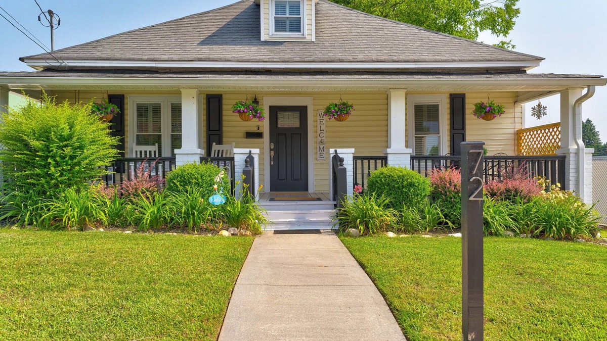 Ellijay House | Quiet upscale Bungalow 1 block to downtown square, restaurants, cafes, & shops.