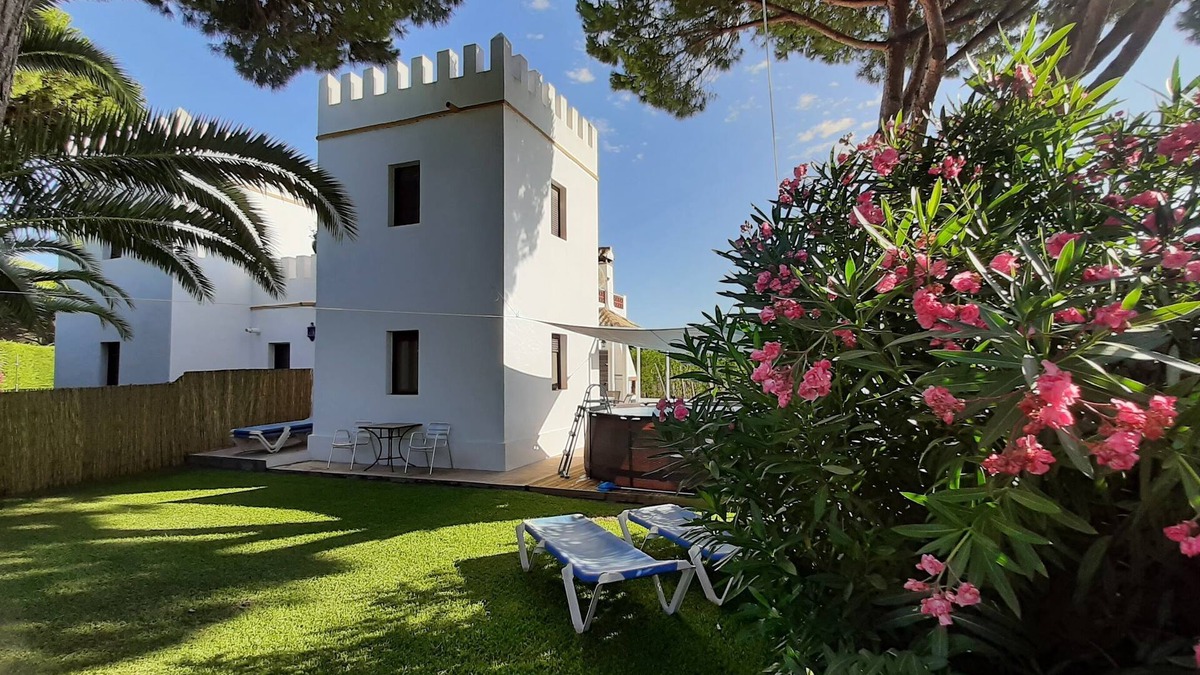 Conil de la Frontera House | Quiet vacation home near the sea with A/C, pool, and fiber optic wifi.