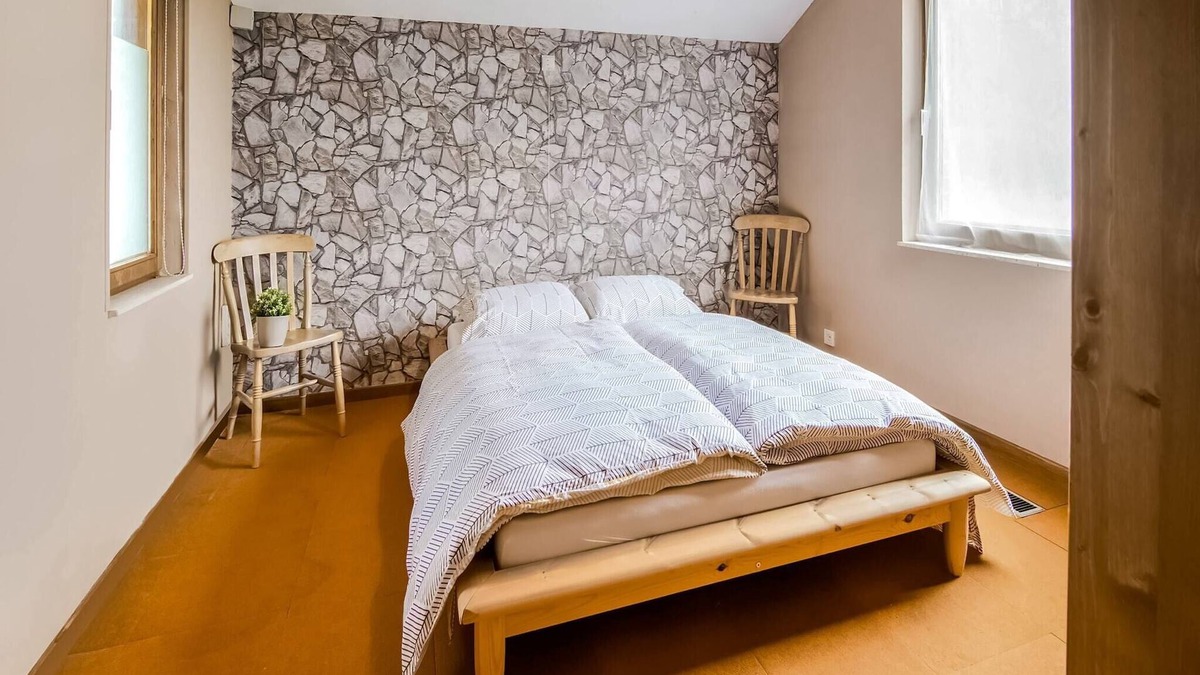 Roy House | Quiet valley view retreat