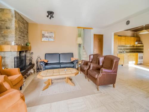 Roy House | Quiet valley view retreat, cleaning included