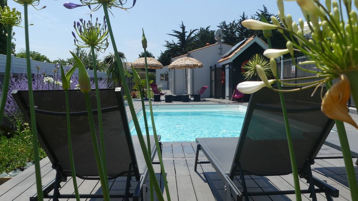 Saint-Georges-d'Oleron Villa | Quiet villa. Swimming pool, terrace, garden, 4 bathrooms. Beach and bike paths.