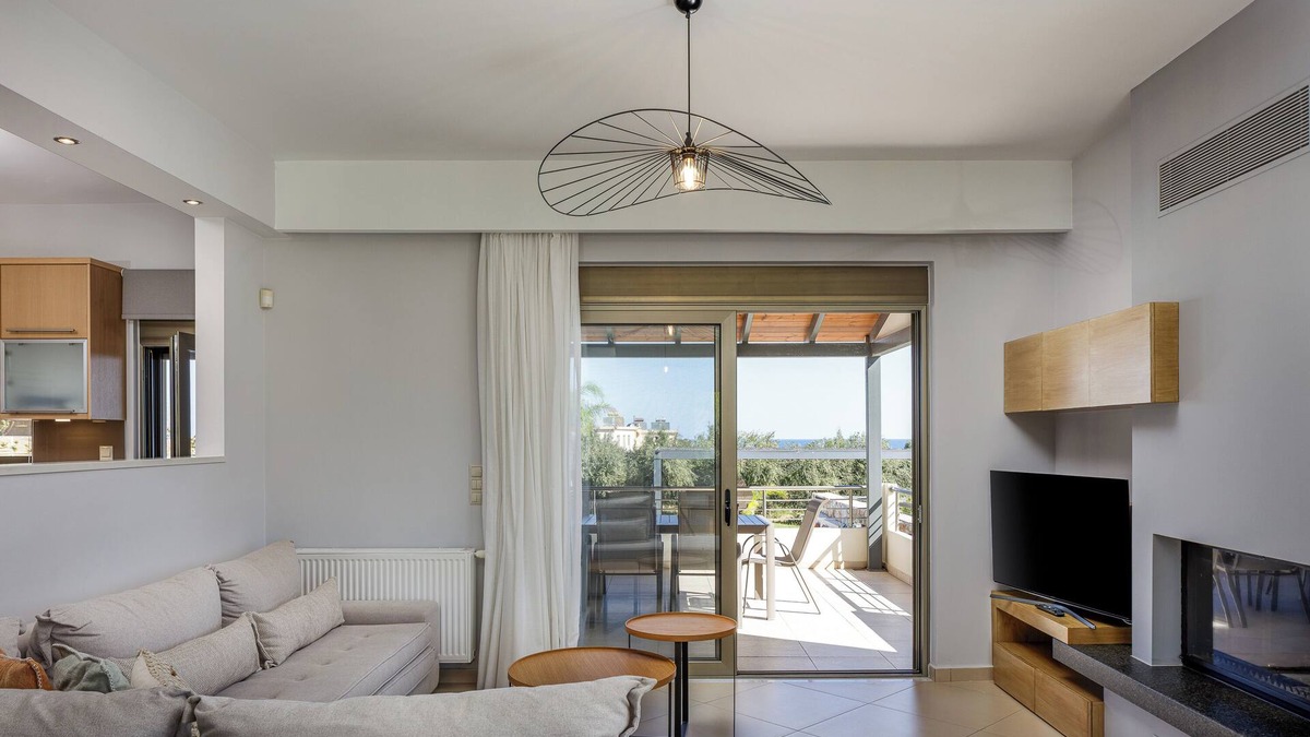 Pyrgos Psilonerou Villa | Quiet Villa Aviana,garden, heated pool,BBQ,jacuzzi
