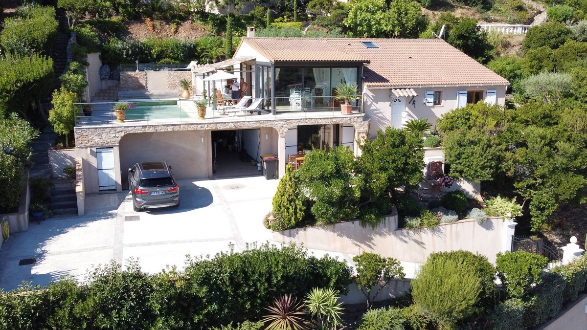 Cavalaire-sur-Mer Villa | quiet villa, decorated in a Provencal style, with a large terrace and a swimming pool