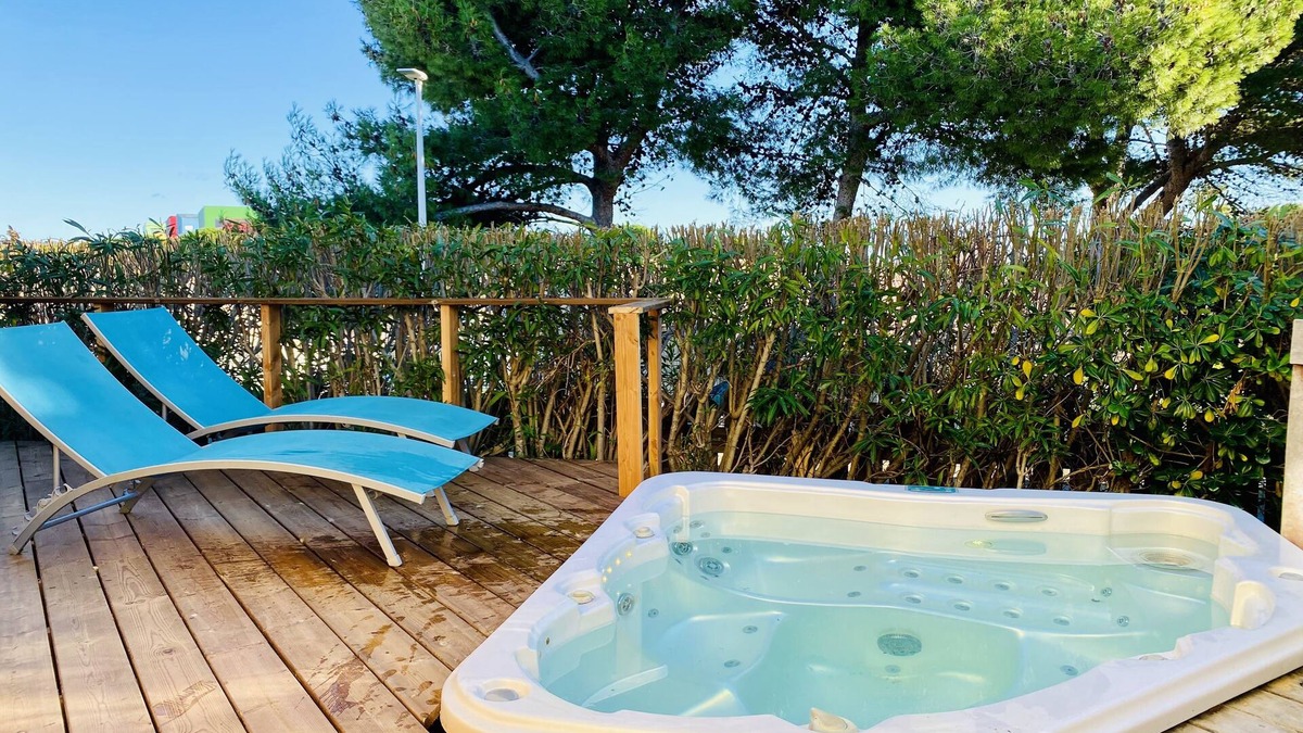 Gruissan Villa | Quiet Villa with SPA, Pool, Gardens, WiFi, AirCo, beach at 600m