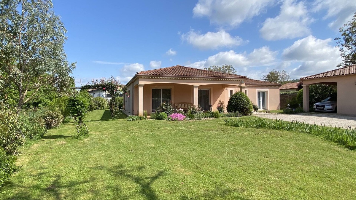 Prayssac Villa | Quiet villa with swimming pool, Lot valley, Cahors, Rocamadour, Sarlat.