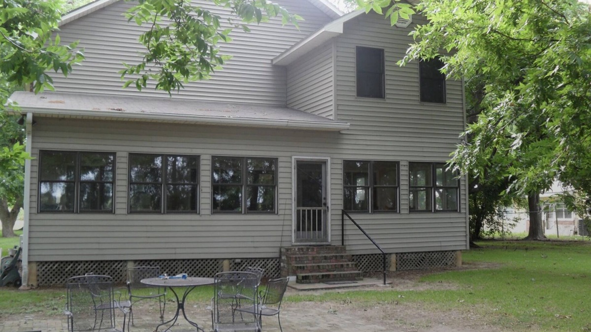 Ferriday House | Quiet Waterfront Lakehouse with pier. Kid friendly. Natchez close by.