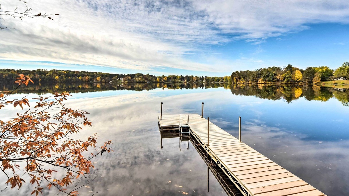 Dresser Cabin | Quiet Waterfront Round Lake Home w/Hot Tub
