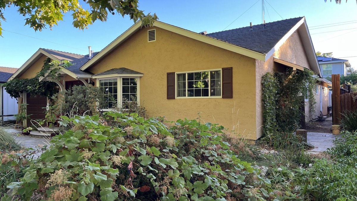 Willow Glen Apartment | Quiet Willow Glen studio. 15 minute walk to to grocery and restaurants