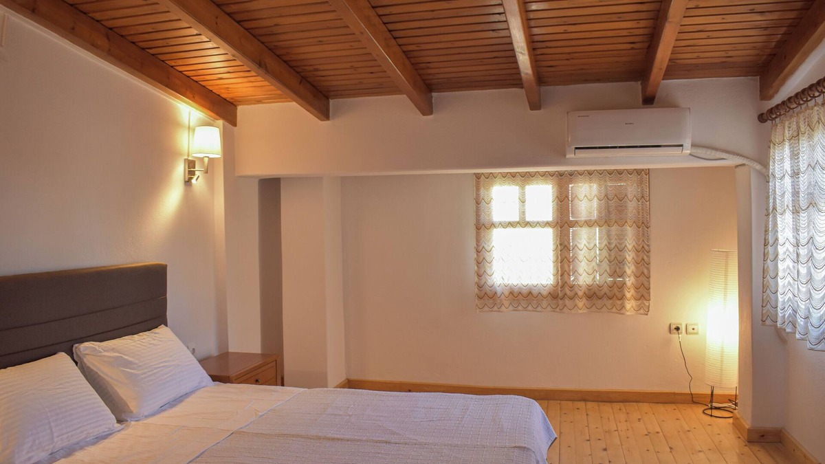 Lavreotiki House | Quiet Wood-Style Maisonette