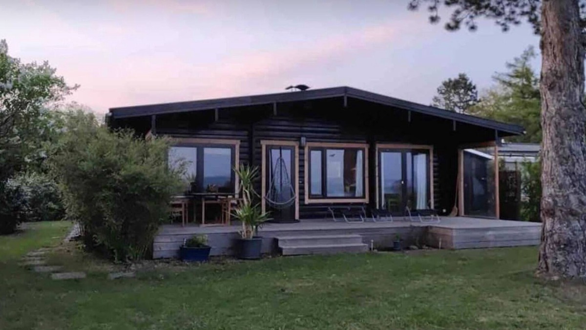 Starzach House | Quiet wooden house on the edge of a field