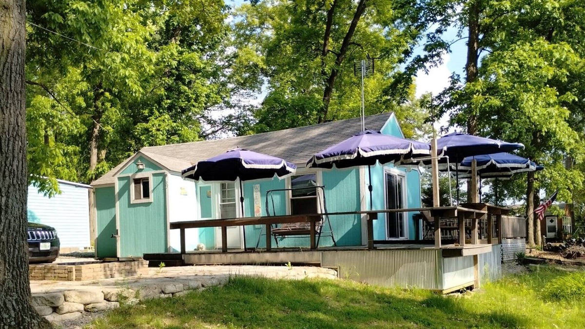 Brimfield Cabin | Quiet1 Bedroom Lake Cabin by Chain of Lakes State Park to Fish and Relax