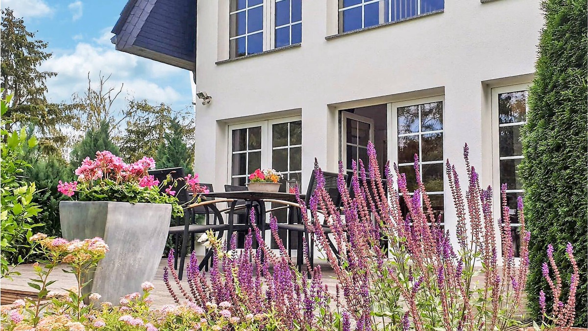 Oberhavel House | Quietly located, yet only a few minutes away from the vibrant life of Berlin, this very stylish, mod