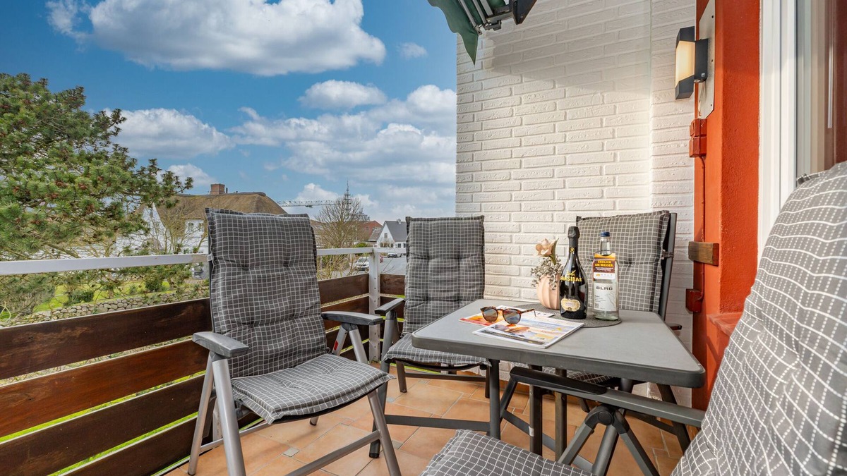 Westerland Apartment | Quietly located 3-room vacation apartment in Alt-Westerland with south-facing balcony.