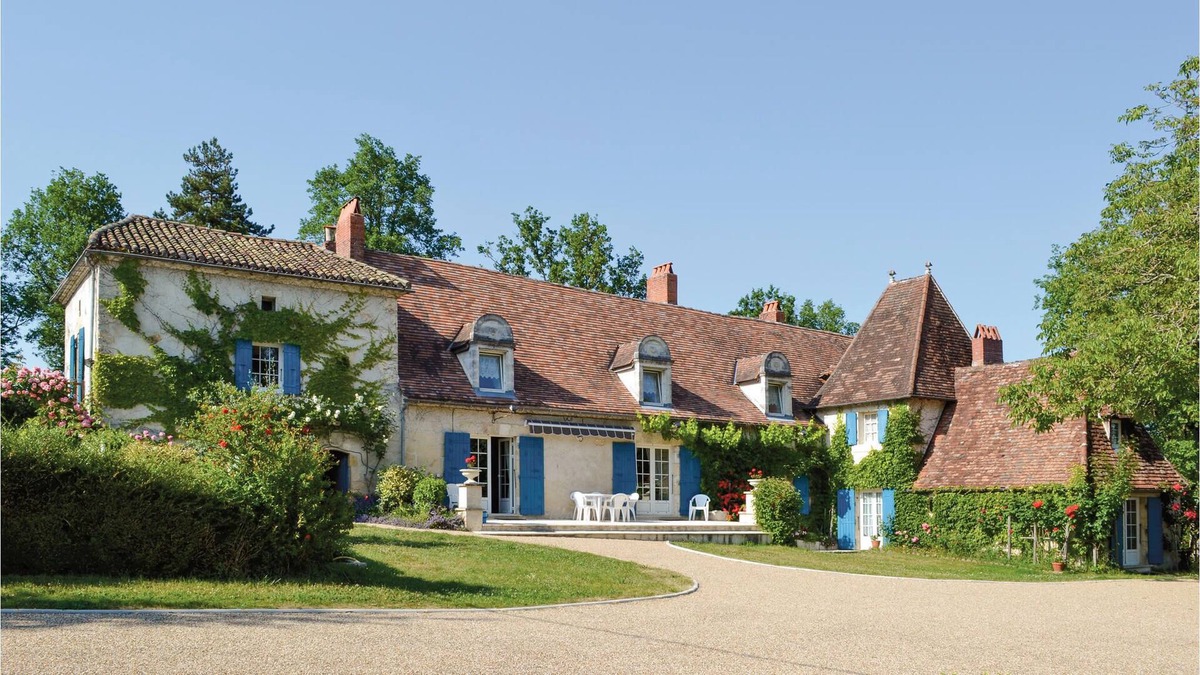 Le Change House | Quietly located in the Auvézère river valley, this elegant vacation property welcomes you on a 1 hec