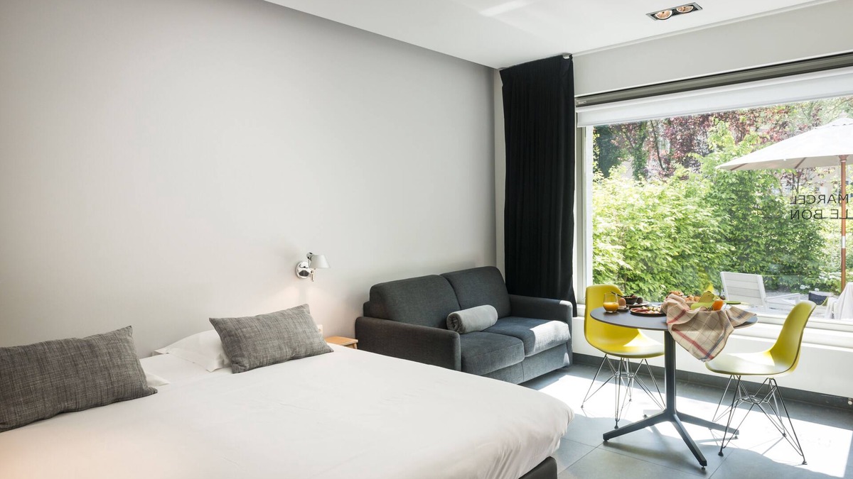 Ghent Condo | Quietly located luxury one-room flat on the ground floor with garden and free private parking