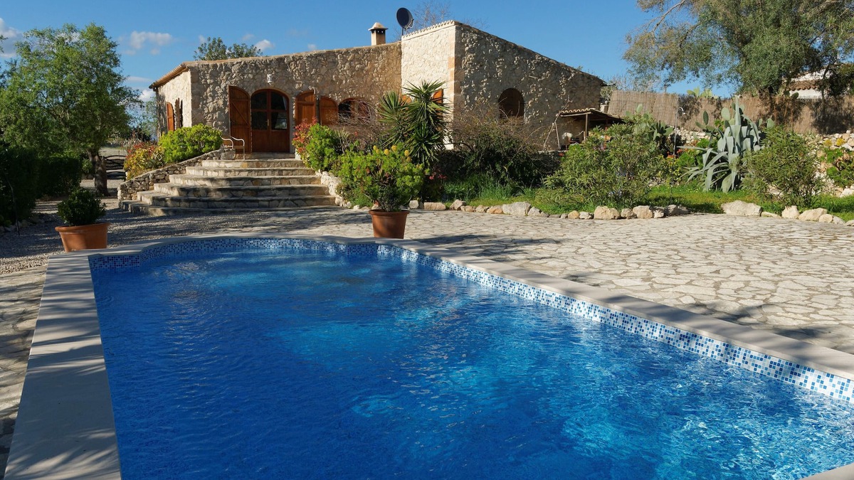 Montuiri House | Quietly located natural stone finca with guest house pool + garden for 6 people