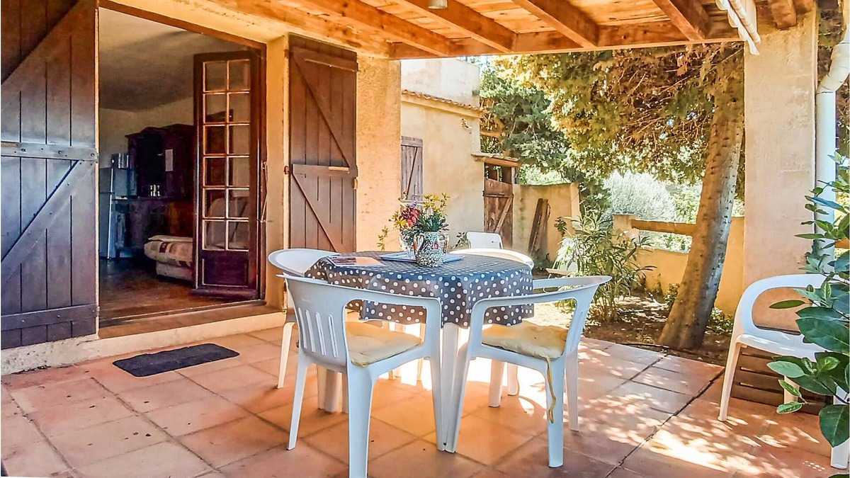 Portigliolo Apartment | Quietly located vacation apartment in a rural villa with sea view.