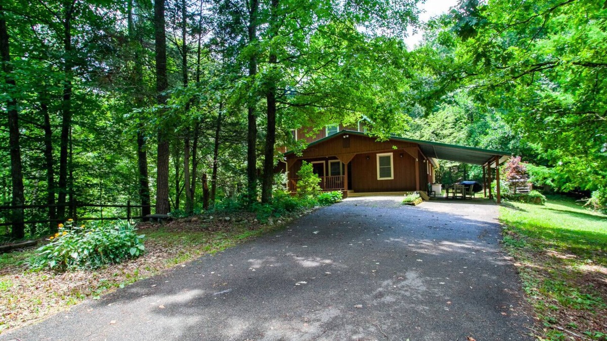 Walland Cabin | Quietside Cabin: Sunroom, Fire Pit, Theater Den, & Stunning Views