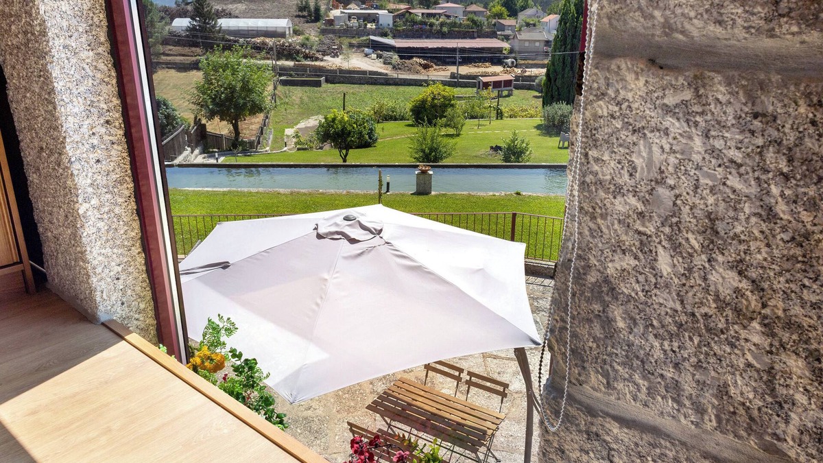 Guilhofrei Villa | Quinta das Carvoeiras - Casa Do Alpendre - T2 with Lake View, Wi-Fi and Air Conditioning