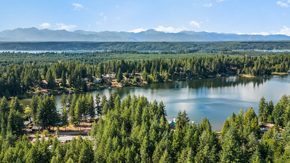 Belfair House | Quintessential cozy Lakehouse! Dogs-OK, Hot tub, Private Beach, Dock, Fireplace