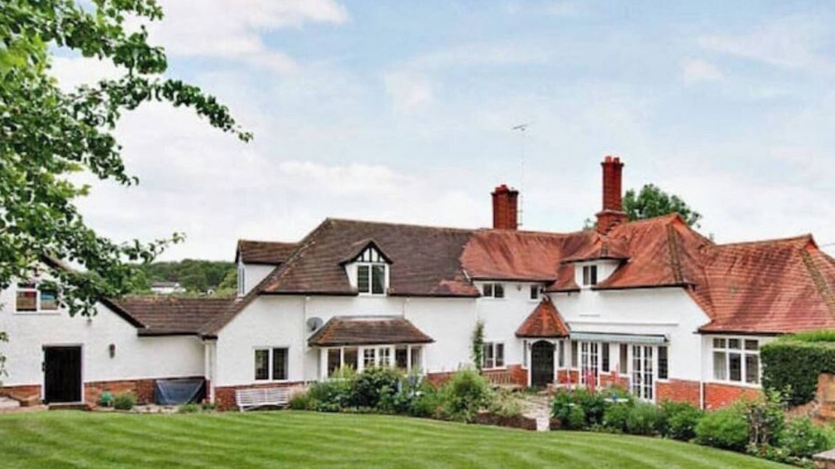 Maidenhead House | Quintessential Historic English Country house set in acre with heated pool
