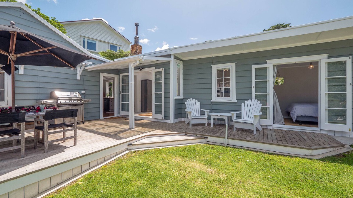 Russell Cottage | Quintessential Russell Cottage Right In The Heart Of The Village