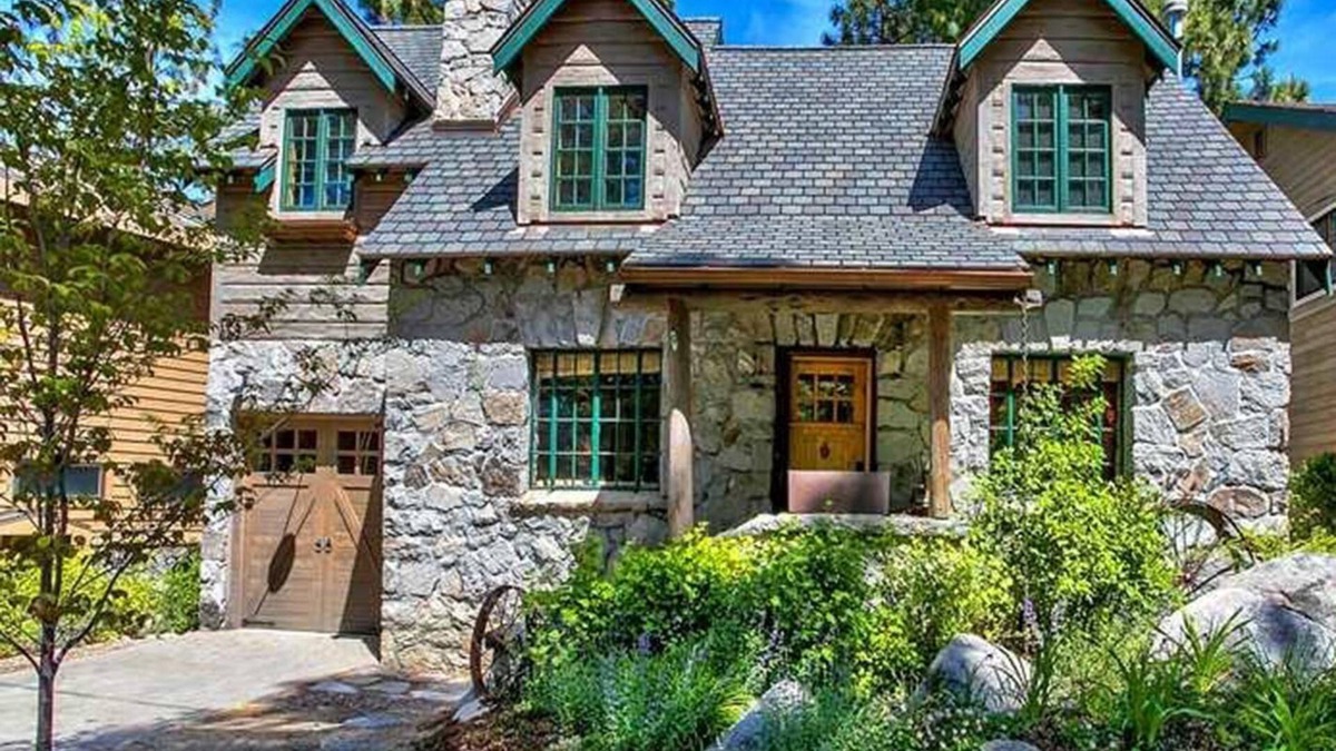 Elk Point House | Quintessential Tahoe Cabin, Private beach, kayaks, Max Occ 4 adults 2 kids