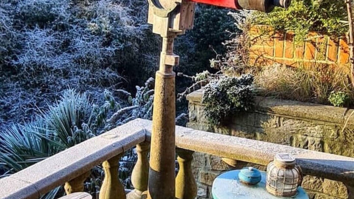 Robin Hood's Bay Apartment | Quirky and quaint beckside cottage situated in smugglers village (pet friendly).