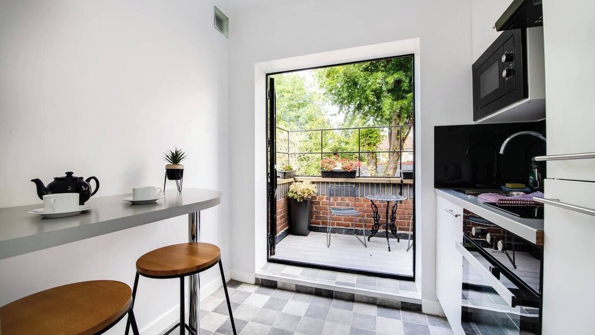 Portsmouth Apartment | Quirky Art Deco Studio with Private Terrace