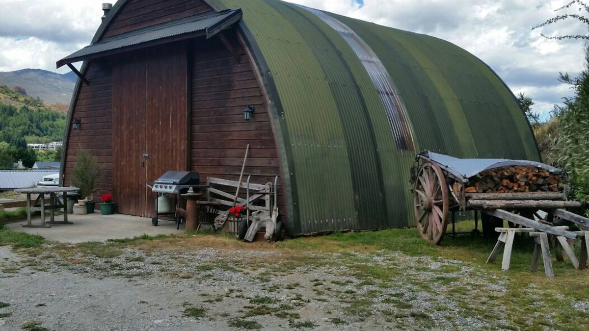 Arthur's Point House | Quirky Barn Stay Experience, fully insulated, warm, beautiful mountain views,