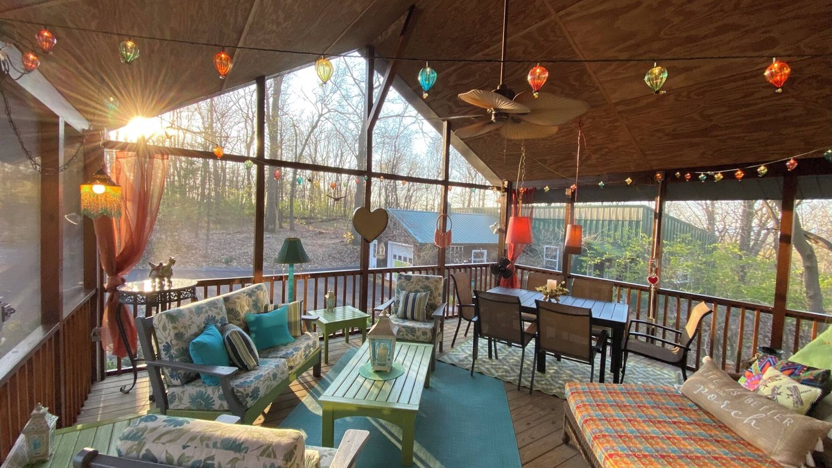 Lebanon Cabin | Quirky cabin retreat on 4 acres w spa, arcade rm, art&book loft - near Hershey