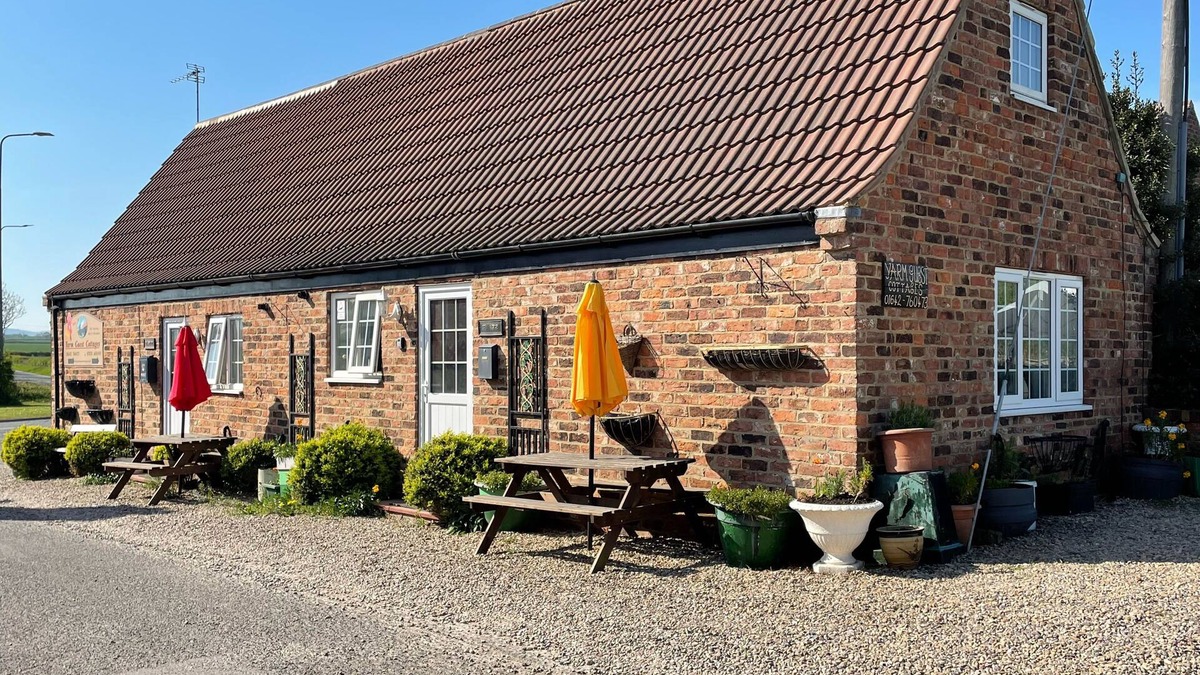 Yarm Cottage | Quirky Cottage Sleeping 10 S/C B&B Adjoining Fox Covert Pub Yarm