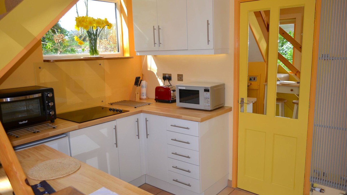 Freefolk Apartment | Quirky Loft Nr Andover/Winchester/Salisbury with Tennis Court & Spa Treatments