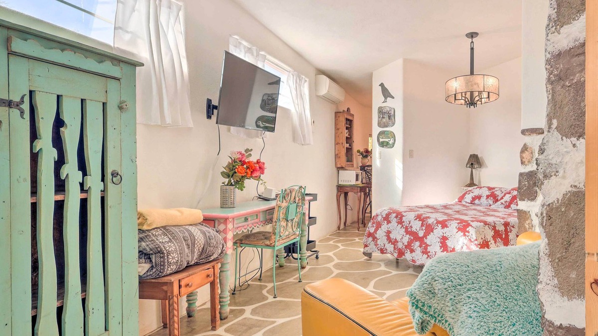 Santa Cruz Apartment | Quirky Santa Cruz Studio w/Shared Courtyard!