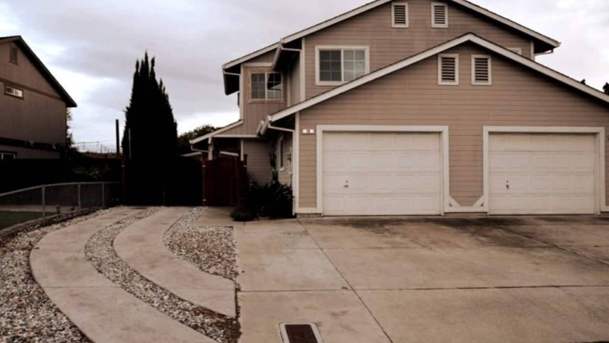 Brentwood House | Quite 3 bedroom 1.5 bathroom 2 story house