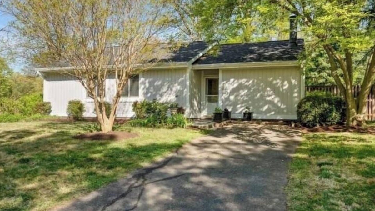 Reston House | Quite 3-Bedroom House in Reston Near it All!