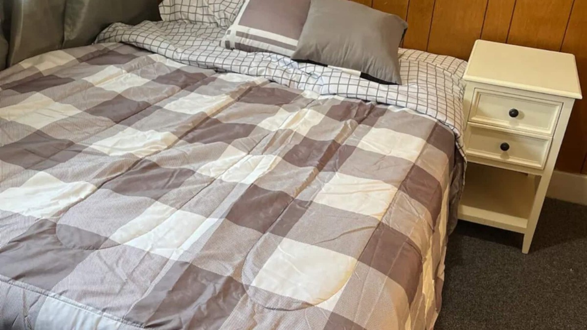 Warren Apartment | Quite and cozy apartment with AC in charming Warren