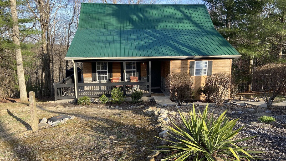 Sloans Valley Cabin | Quite Cabin in Lake Cumberland Resort Burnside, KY. Screened Porches & Hot Tub