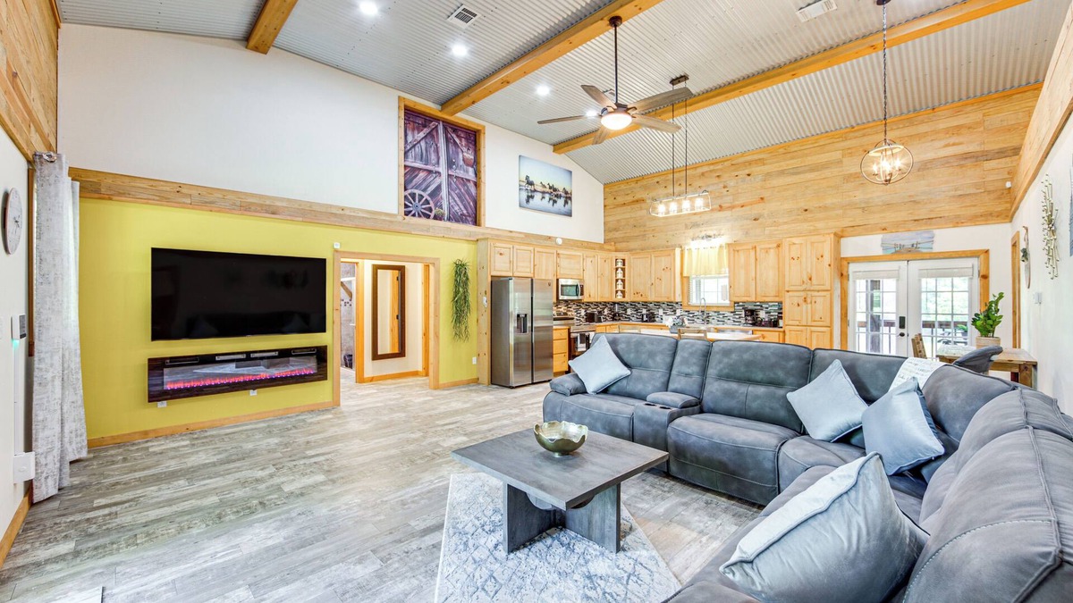 Quitman Cabin | Quitman Lakefront Cabin w/Screened Porch & Grill!