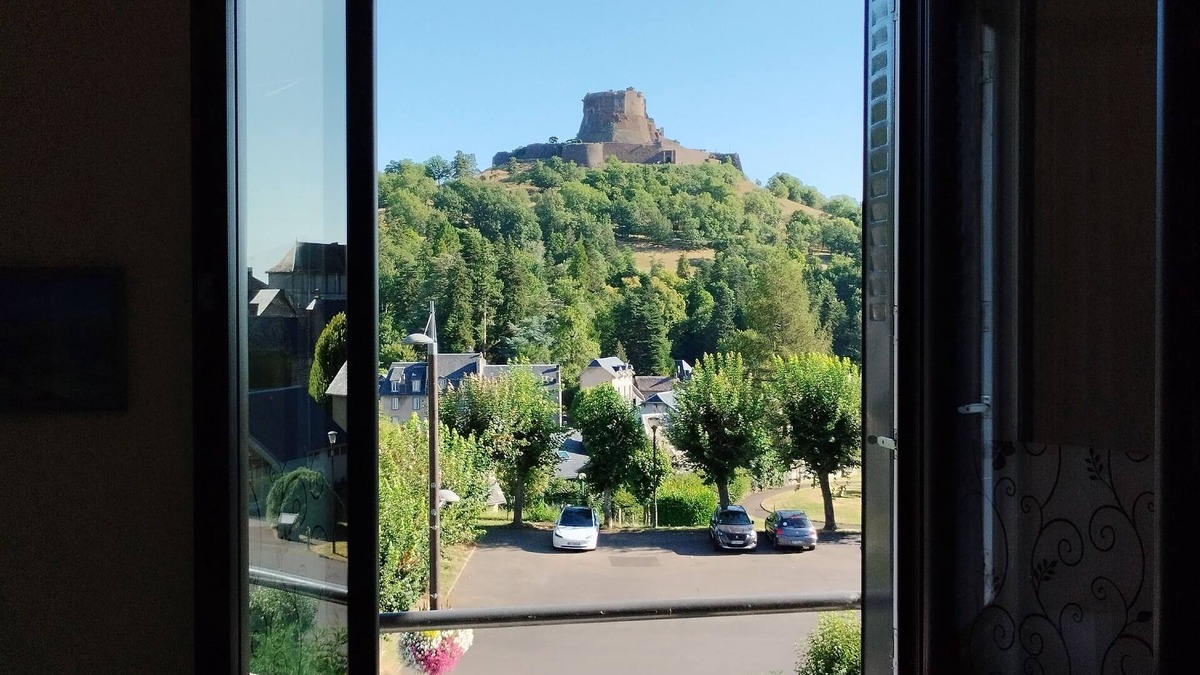 Murol Apartment | Résidence de Michèle Meublé 54m² 2 ch 2sdb Parking et Jardin