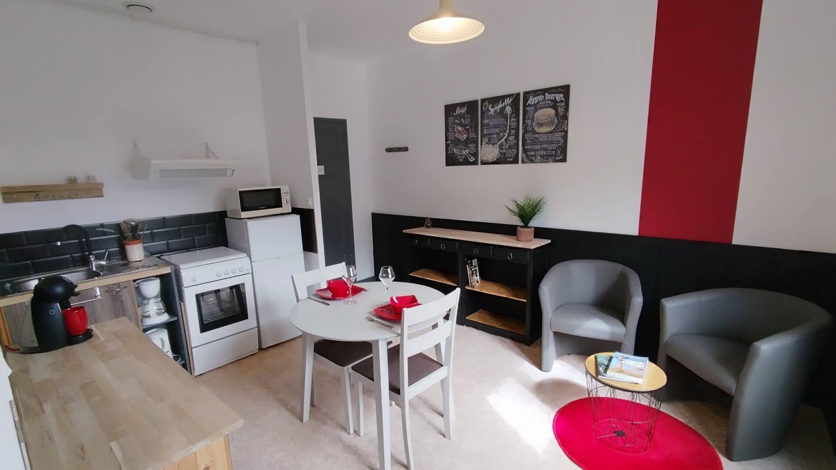 Jassat Apartment | Résidence de Michèle: Studio Lumineux Avec Jardin et Parking à Murol