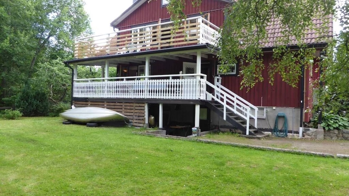 Urshult House | Rössvik-lillegard: Ihr Ferienhaus am Åsnen für Natur, Angeln & Sauna"