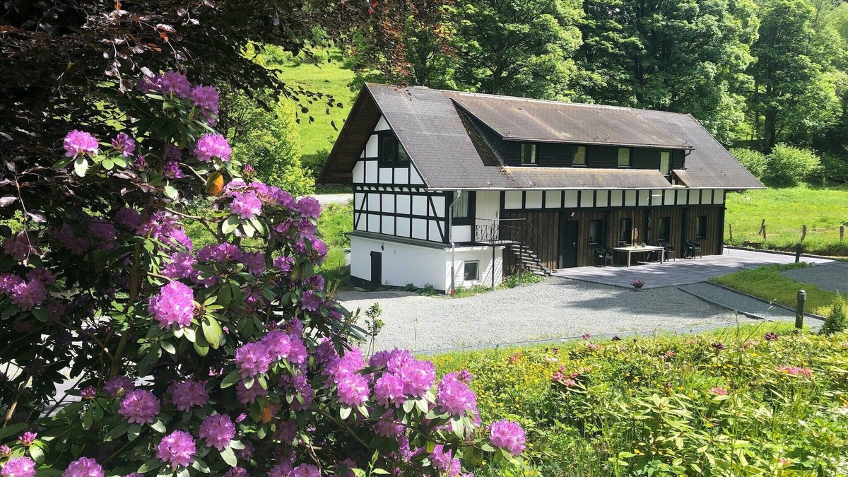 Winterberg House | Rückzugsort am Teich in Winterberg