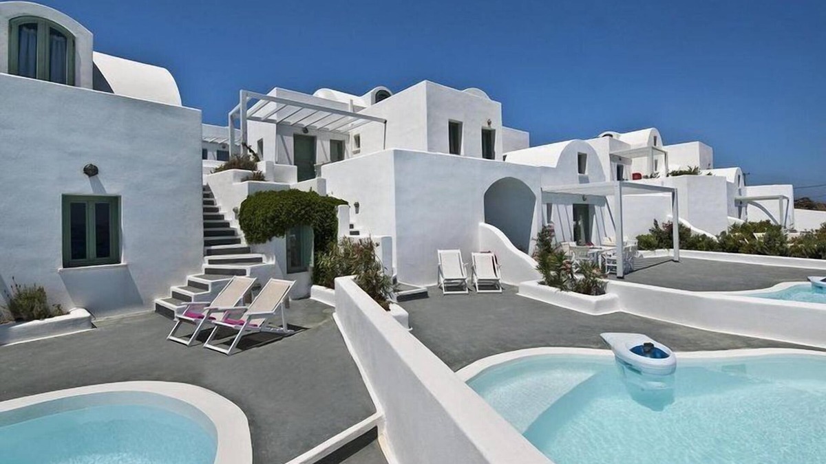 Fira Villa | R 3411 Villa Jacey With Bath Amenities ,Kitchen & Sitting Area.