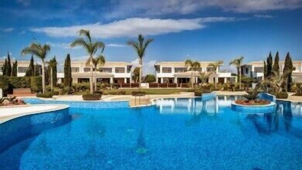 Mazotos Villa | R 779 Apartment with Balcony and Communal Pool Like a Hotel