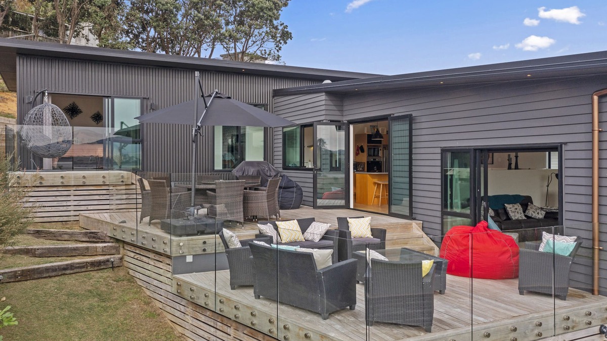 Raglan House | R and R at Robertson - Raglan Holiday Home